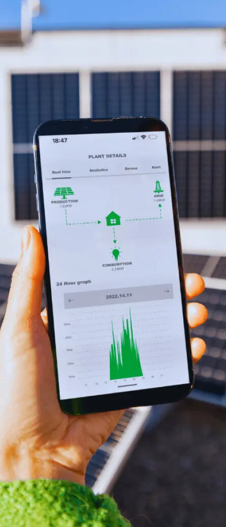 Pessoa segurando um celular com um aplicativo com métricas de energia elétrica